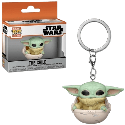 Μπρελόκ Funko POP Baby Yoda περιγραφή φωτό ελληνικά: Το μπρελόκ Funko POP που απεικονίζει τον Grogu (The Child) από το The Mandalorian, φορώντας τη μπεζ στολή του, με μεγάλα μαύρα μάτια και πράσινο δέρμα, προσαρμοσμένο σε μεταλλικό κρίκο